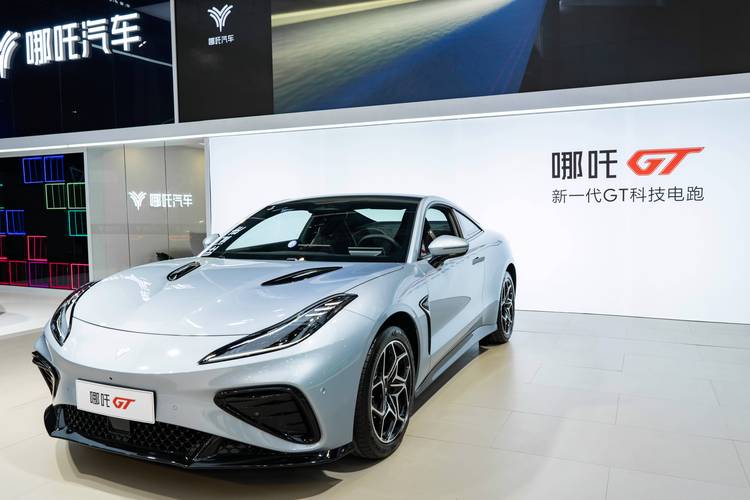 重庆42哪吒汽车在智能汽车领域的表现，领途汽车在新能源汽车市场中的影响力